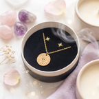 Conjunto de pendientes y collar con rueda de astrología